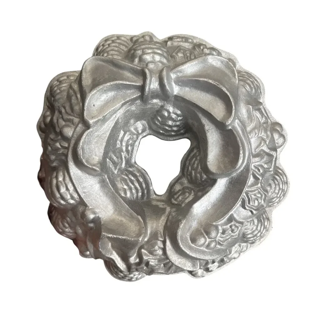 Nordic Ware Holiday Wreath Bundt Pan Cast Aluminum